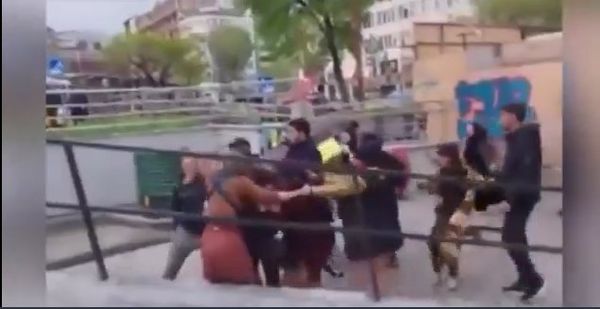 Yabancı uyruklu kağıt toplayıcılar İstanbul’da ortalığı karıştırdı ,turistlerden dilenerek aldıkları parayı paylaşamayınca birbirlerine girdiler..