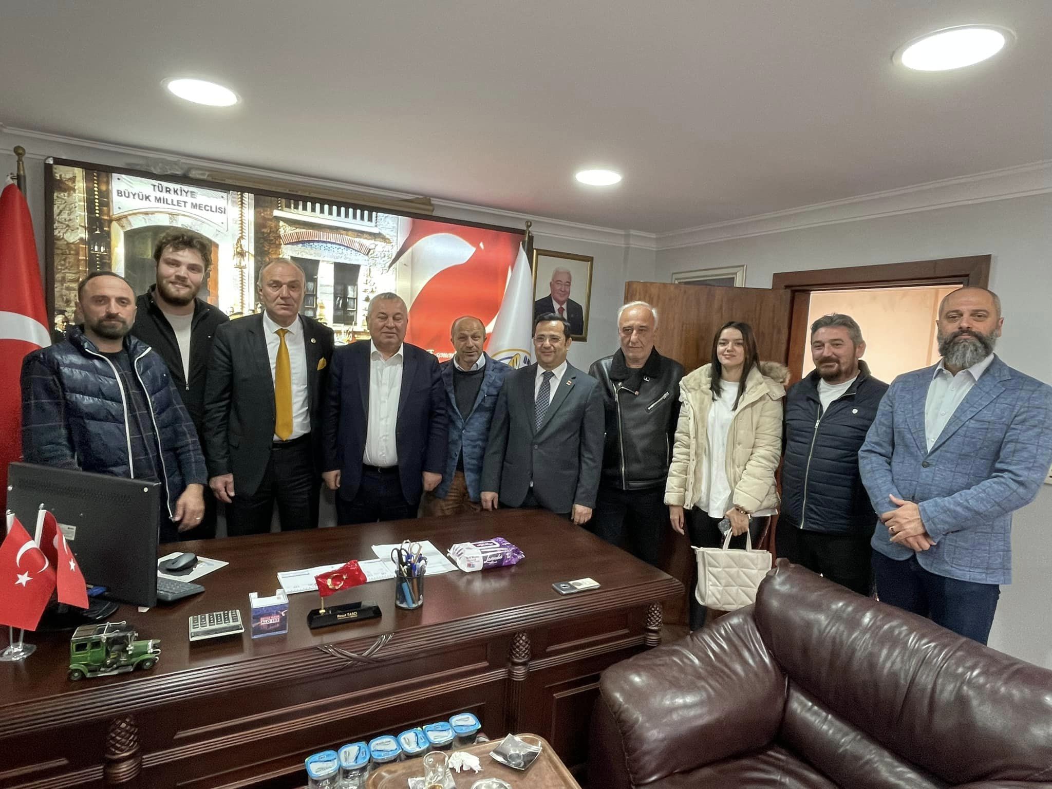 CHP 1.Bölge İstanbul Milletvekili Adayı Cemal Enginyurt ve CHP İlçe Başkanı Zeynel Kızılkaya Ümraniye Bakkallar Esnaf Odasını ziyaret Etti