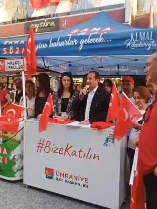 30 AĞUSTOS ZAFER BAYRAMINDA CHP ÜMRANİYE İLÇE ÖNÜNDE STAND AÇARAK HALKA BAYRAK DAĞITTI.