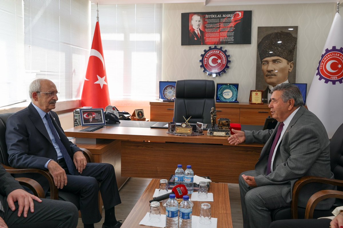 CHP Genel Başkanı Kemal Kılıçdaroğlu, “Tüm İşçi Emeklileri Dul ve Yetimleri Derneği'ni ziyaret etti Kılıçdaroğlu: emekli, açlık sınırının altında bir aylığa mahkûm ediliyor. Asıl beka sorunu budur” dedi.