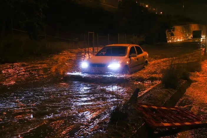 İstanbul’da sele kapılan 2 kişi hayatını kaybetti..