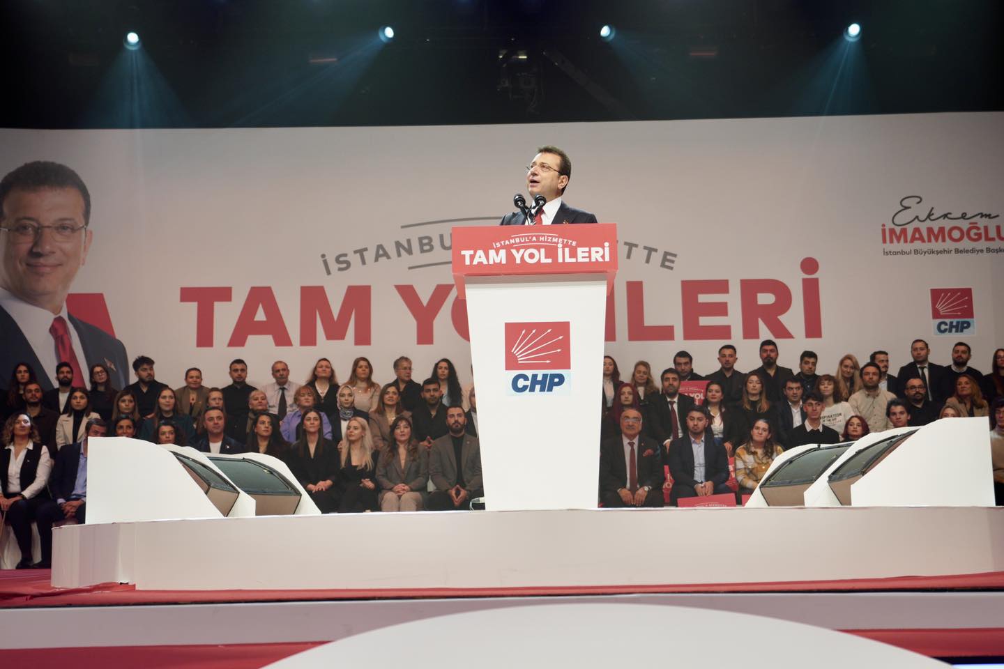 TAM YOL İLERİ SLOGANI İLE İMAMOĞLU TEZAHÜRATLAR EŞLİĞİNDE KÜRSÜYE ÇIKTI