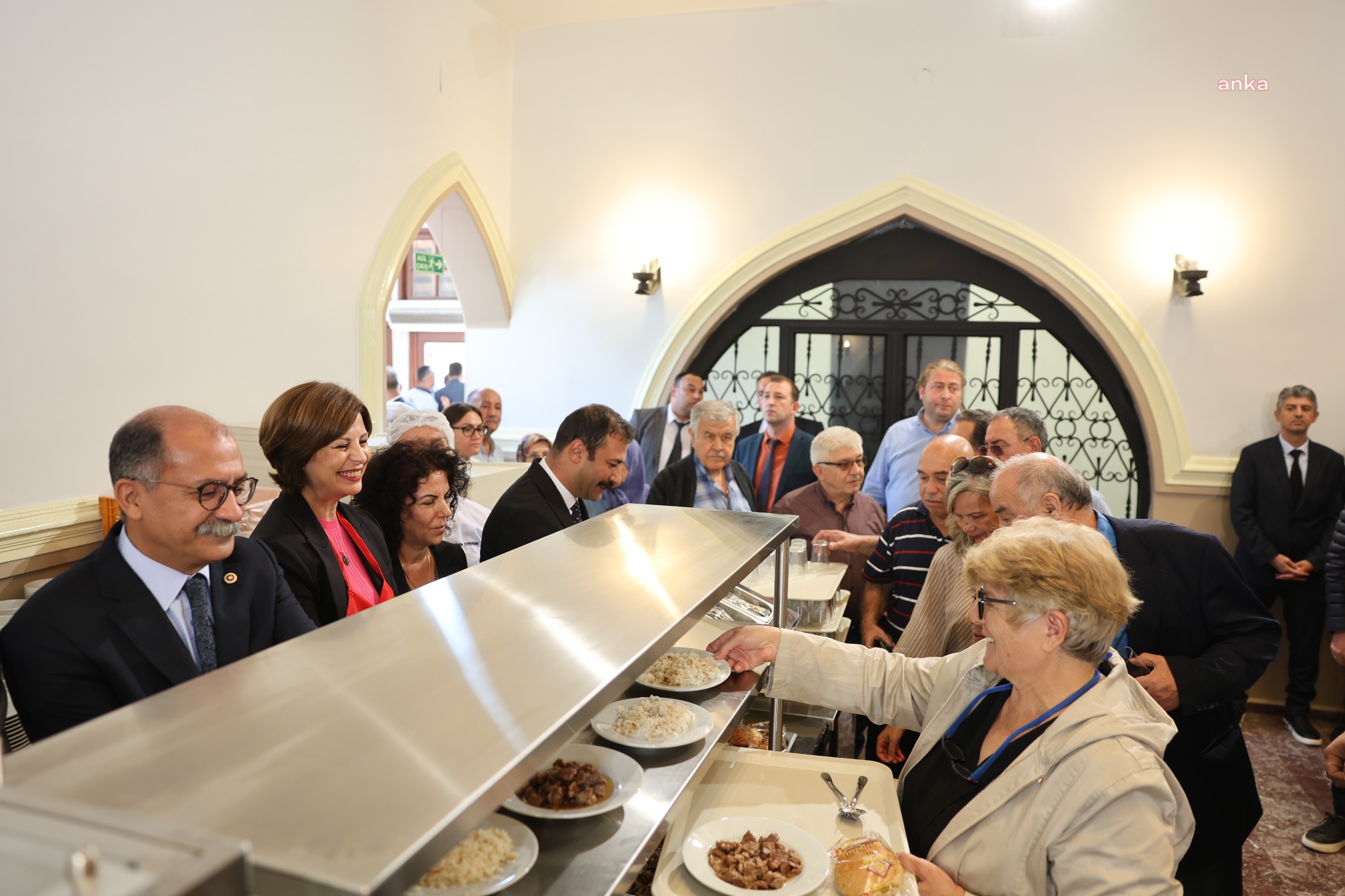 Eskişehir’de Halk Lokantası hizmete açıldı… İlk yemekleri Başkan Ünlüce servis etti
