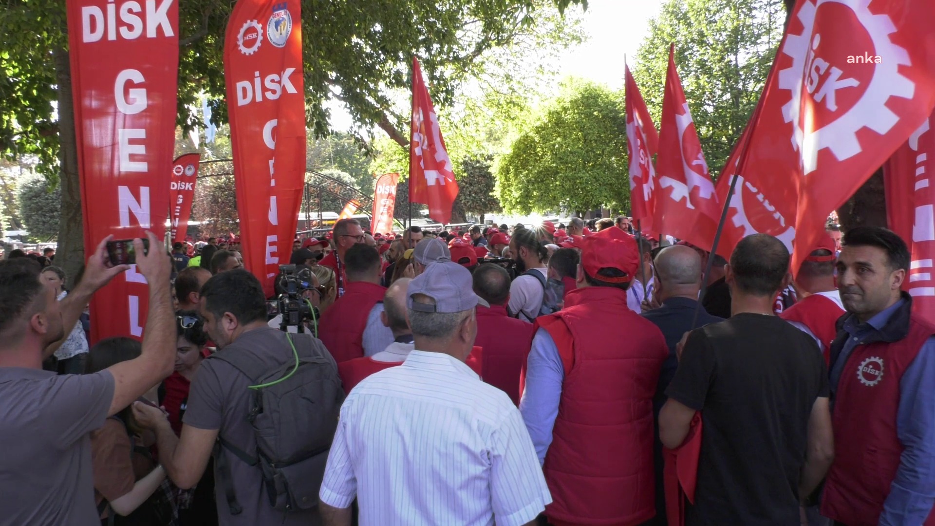 İşçiler Saraçhane'den seslendi: "Benim 10 tane çeyrek altınımı her ay kim çaldı?" "Bu insanlar saman mı yiyecek?"