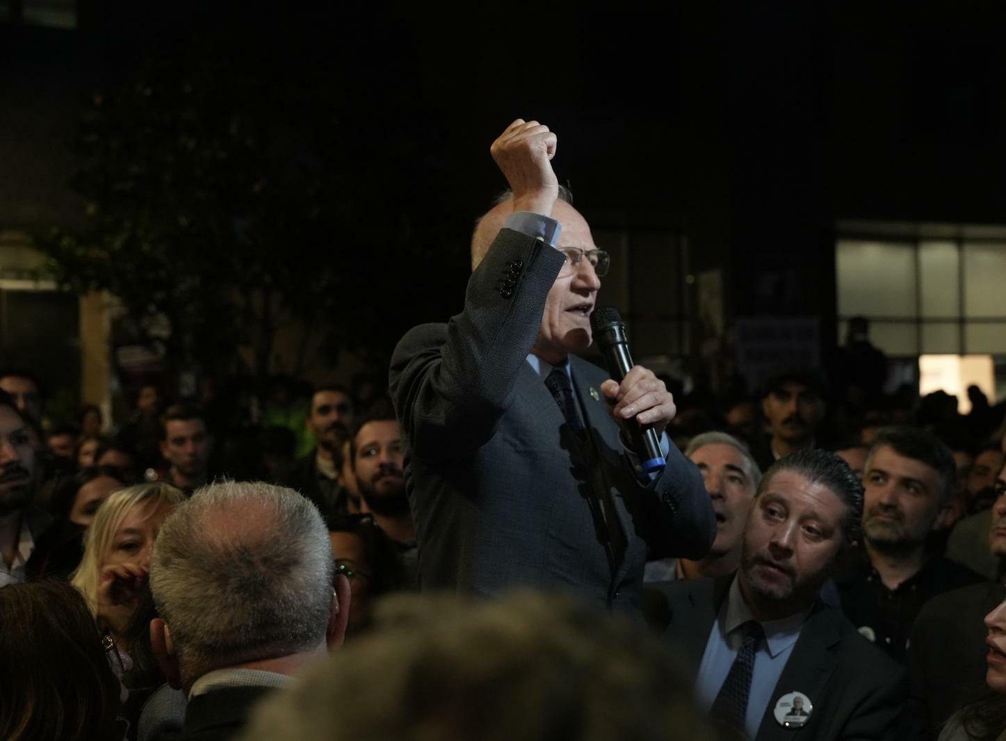 İstanbul Barosu Başkanı İbrahim Özden Kaboğlu'ndan Anayasa açıklaması: Anayasa'nın ilk dört maddesi üzerine bir kara çalma kampanyası başlatıldı dedi.