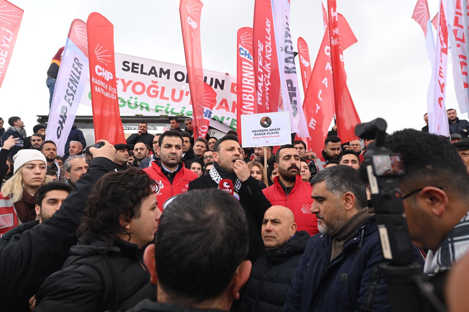 Özgür Çelik’ten Galata’daki Filistin mitingi engellemesine Eminönü’nden tepki: “Filistin davasını araç olarak kullanan Erdoğan neden suskundur” Filistin halkı yalnız değildir!