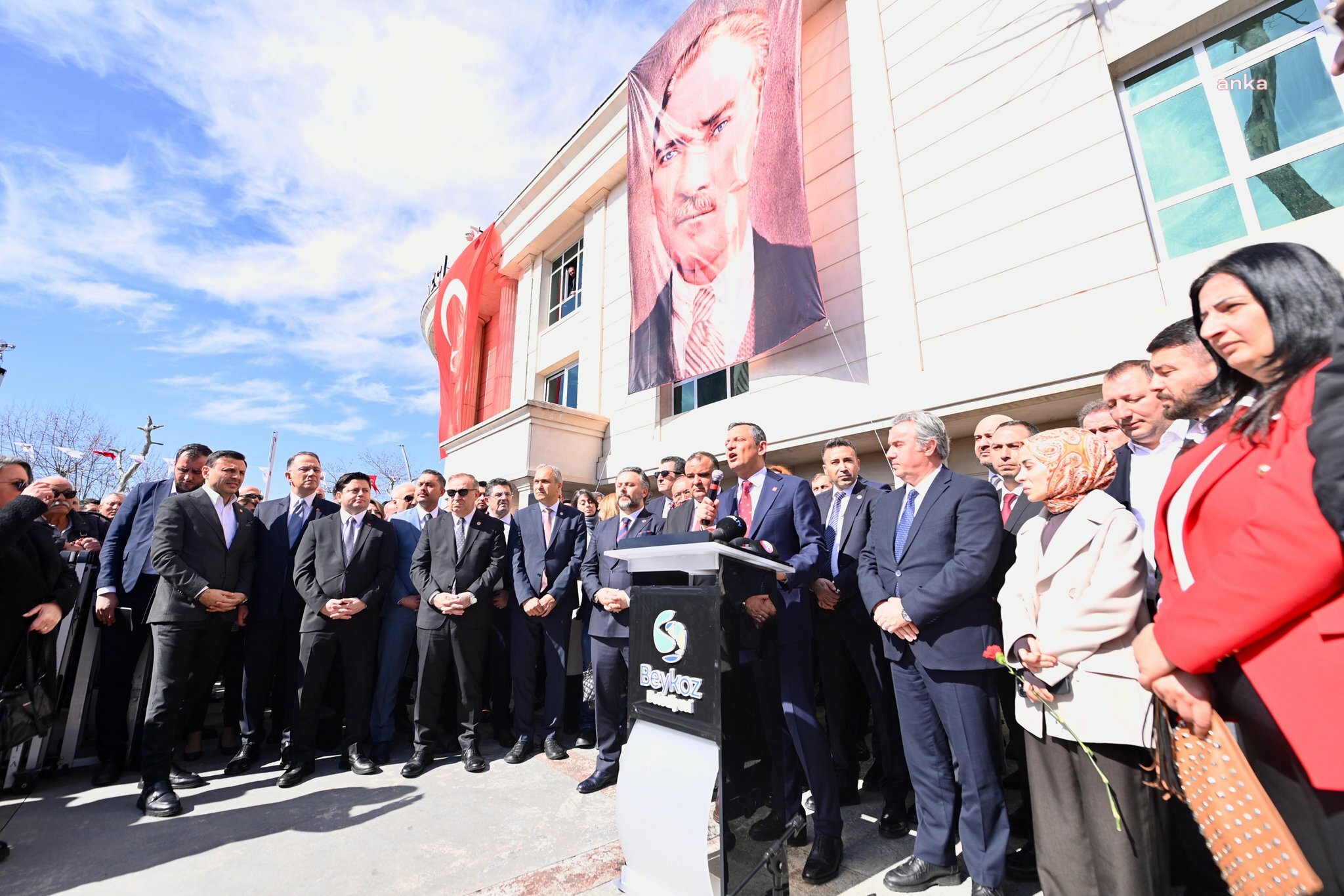 CHP Genel Başkanı Özgür Özel, Beykoz Belediyesi önünden “İstanbul’u kazanan Türkiye’yi kazanır. ‘İstanbul’u kazandı, Türkiye’yi de kazanacak dedi.