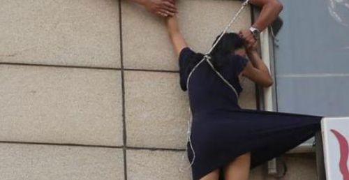 Çin'de İntihar Etmek İsteyen Kadını Polis Kelepçesi Kurtardı 