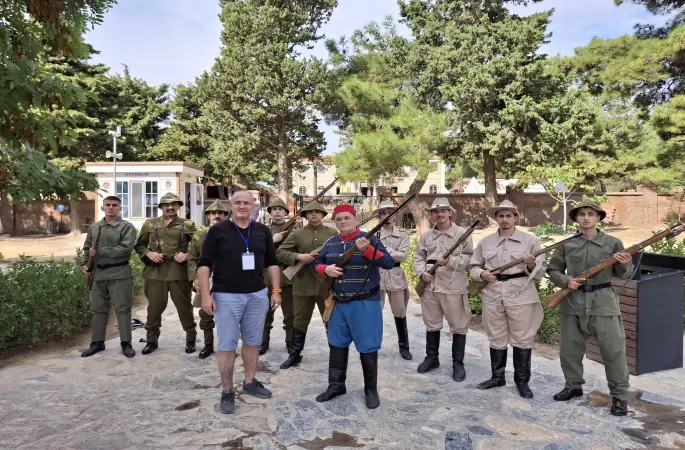 1915'te Çanakkale'de savaşmış Anzak doktorun müthiş  hikâyesi belgesel oluyor. "Türk Charlie - Plevneli Ryan" Üç Harp Bir Doktor