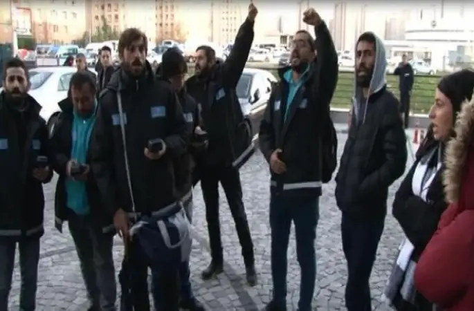 Battal İlgezdi kararı sonrasında Ataşehir Belediyesi önünde hareketlilik