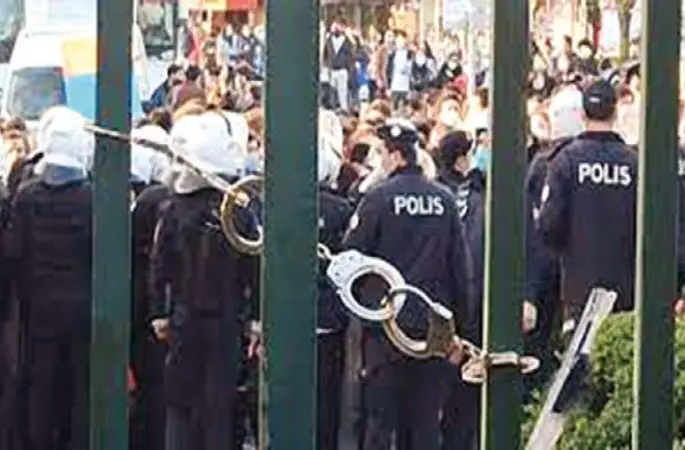 Üniversiteye kelepçeye