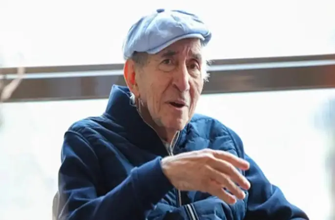 Altan Öymen yoğun bakıma kaldırıldı... Kızı Aslı Öymen: Entübe edildi ama çok güçlü biridir, bunu atlatacağına inanıyoruz dedi.