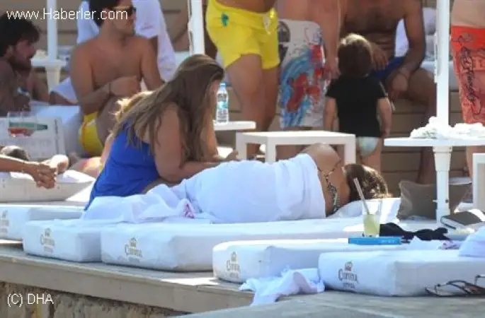 Aslışah Alkoçlar Bikinili Yakalanmamak İçin Havluya Sarıldı 