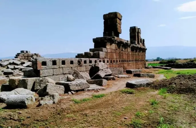 AYDIN YÖRÜK EFE KÜLTÜR DERNEĞİ YÖNETİM KURULU ÜYESİ Zeki KÖSE  ALABANDA ANTİK KENTİ  (Araphisar) ı Yazdı.