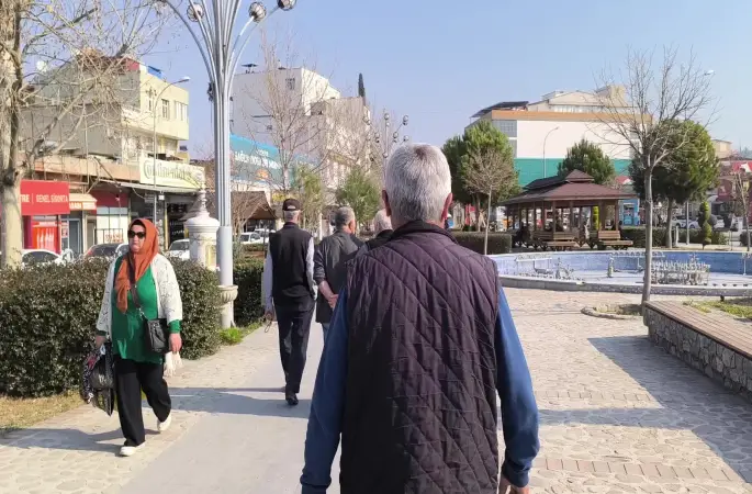 Bayram ikramiyesi zammına tepki gösteren emekliler: "Bin lira çocuğa veriyor gibi para veriyorlar "dediler