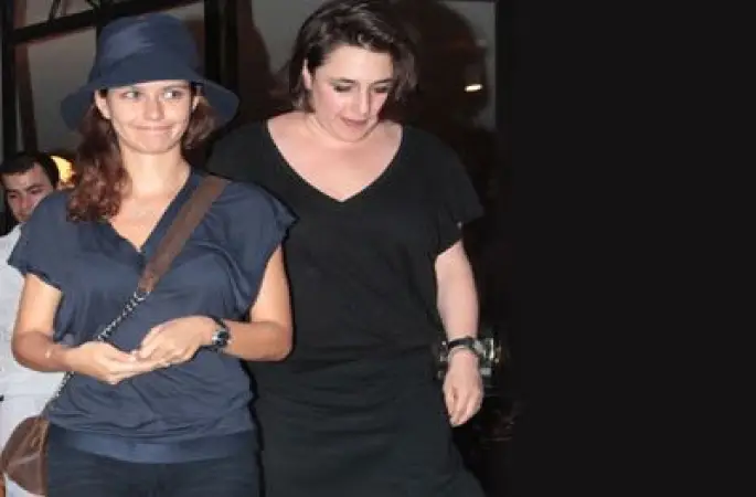 Beren Saat Kendini Şapkayla Kamufle Etti 