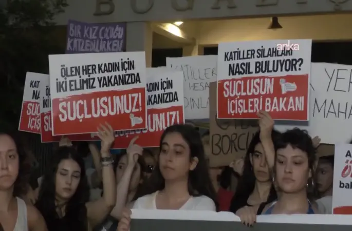 Boğaziçili kadınlar, kampüste katledilen Hilal için yürüdü... "Mezunların kampüse girişi yasaklanırken, silahlı bir kişi kampüse nasıl girebilmiştir dediler.