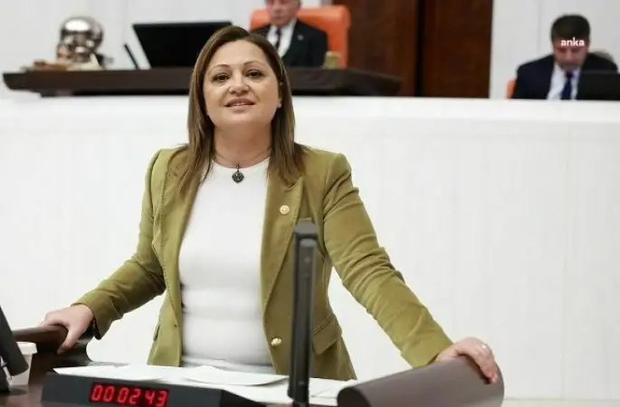 BURCU KÖKSAL, BAKAN URALOĞLU’NA ZAFER HAVALİMANI İÇİN VERİLEN YOLCU GARANTİSİNDEKİ SAPMAYI SORDU: “YÜZDE 96 SAPMA SİZCE NASIL AÇIKLANMALI”