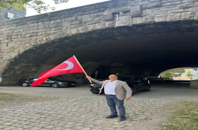 CESUR TÜRK ERMENİ ANITINI TEK BAŞINA PROTESTO ETTİ