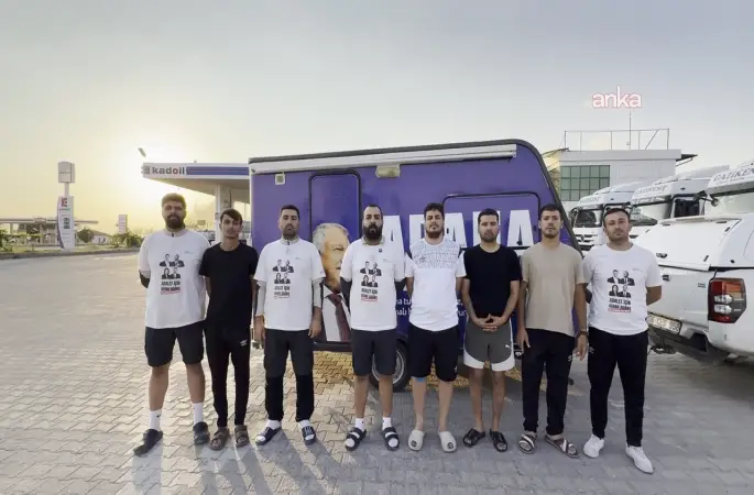 CHP Adana Gençlik Kolları'nın "Silivri Yürüyüşü" sürüyor: Yolun sonu özgürlük olacak diyorlar.