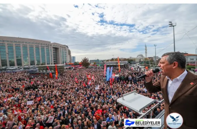 CHP GENEL BAŞKANI ÖZGÜR ÖZEL İSTANBUL’ÇAĞLAYANDA. adliye önünde toplanan vatandaşlara da hitap etti.