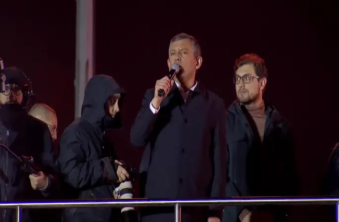 CHP Genel Başkanı Özgür Özel Saraçhane'den seslendi: "Ekrem Başkan gözaltındayken bize uyku yok, durmak yok"dedi.