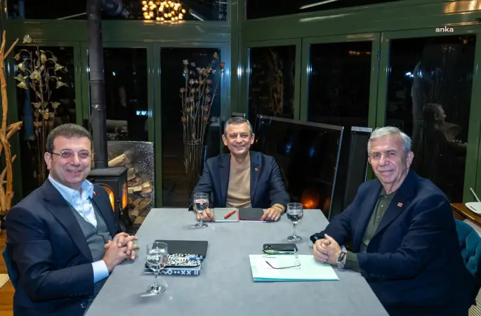 CHP Genel Başkanı Özgür Özel'in Ekrem İmamoğlu ve Mansur Yavaş ile görüşmesi sona erdi... Özel: "Hep birlikte olacağız, kazanacağız"