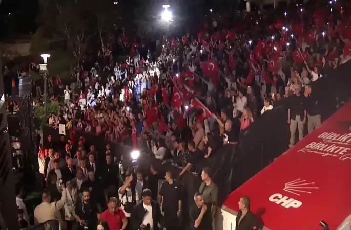 CHP İstanbul İl Başkanlığı'nda polis ablukası... Özgür Özel: "Bütün demokratları, bütün CHP'lileri; İstanbul'daki baba ocağına, Atatürk'ün evine sahip çıkmaya davet ediyorum" dedi