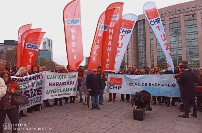 CHP İstanbul İlçe Örgütleri  İstanbul adliyesinin önündeki adalet ve demokrasi nöbetini bugün de sürdürdü