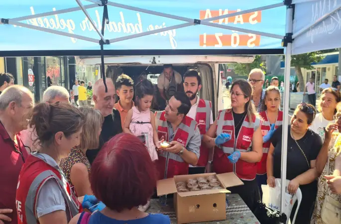 CHP Ümraniye İlçe Başkanlığı İlçe Önünde MUHARREM  AŞURE LOKMASI ikram etti