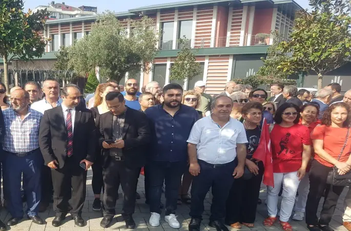 CHP Ümraniye ve ADD Ümraniye Şubesin den Zafer Bayramında Atatürk Anıtında  çelenk töreni yaptılar.