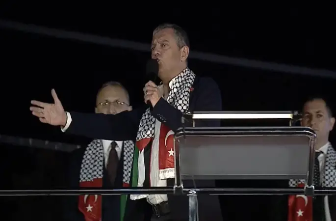 CHP’den “Filstin’e Destek” mitingi… Özgür Özel: “Netanyahu ile kayıkçı kavgası yapıp Trump’tan randevu dilenenler, İsrail’in yaptığı zulme engel olamazlar” dedi.