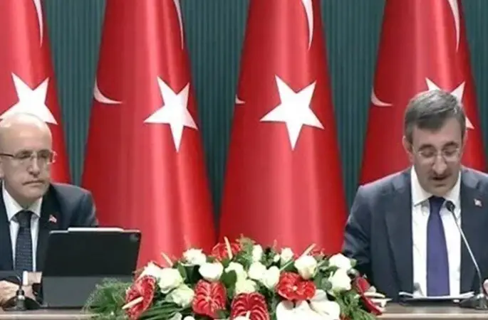 Cumhurbaşkanı Yardımcısı Cevdet Yılmaz ve Hazine ve Maliye Bakanı Mehmet Şimşek, kamuda tasarruf programını açıklıyor.
