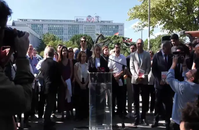 Dilek Kaya İmamoğlu: 6 aydır birbirimize tutunuyor, milletimizden güç alıyoruz. Bu adaletsizliğin artık son bulmasını istiyoruz dedi.