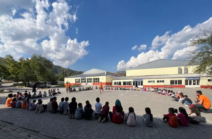 Dünya İnsani Dayanışma Derneği Bitlis’teki İlkokulunun Açılışından Önce Travma Ve Aile Odaklı Psikososyal Çalışmalar Yapmak İçin Köylerde Atölyeler Düzenledi