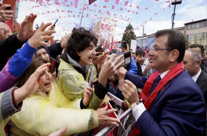 Erzurum’da İmamoğlu mitingi sonrası otobüse taşlı saldırı