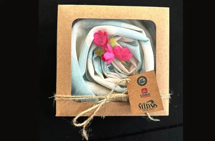 Eskişehir Tarihi Odun Pazarı Bölgesindeki ESMEK Turistik El Sanatları Merkezi'nde İpek Evi Dokuma Atölyelerinde üretilen turistik ürünler satışa sunuluyor.