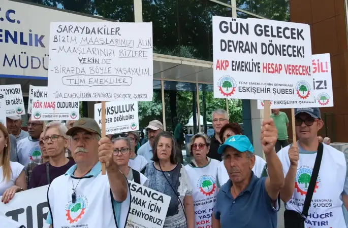 Eskişehir’de emekliler SGK önünden bakanlara ve milletvekillerine çağrı yaptı: El insaf, el merhamet