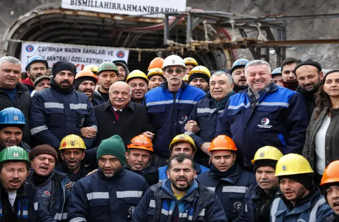 Etimesgut Belediye Başkanı Sn. Erdal Beşikçioğlu Bugün Çayırhan Termik Santrali’nde, özelleştirme kararlarına karşı haklı direnişlerini sürdüren madencileri ziyaret etti