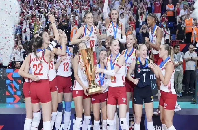 "Filenin Sultanları" Avrupa şampiyonu A Milli Kadın Voleybol Takımı, CEV Avrupa Voleybol Şampiyonası finalinde karşılaştığı İtalya'yı 3-2 mağlup ederek şampiyon oldu.