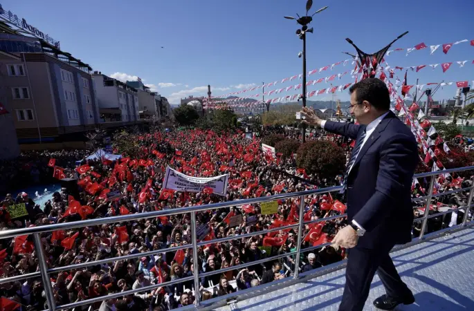 Giresun'da yurttaşlarla buluşan İstanbul Büyükşehir Belediye Başkanı Ekrem İmamoğlu, sevgi seli ile karşılaştı.