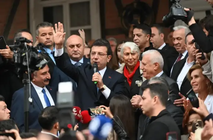 İBB Başkanı İmamoğlu'ndan Ahmet Özer'in gözaltına alınmasına bir tepki daha: Sizin Türkiye hayaliniz, Türkiye Yüzyılı’nız bu mudur? Kucaklaşma dediğiniz bu mudur?