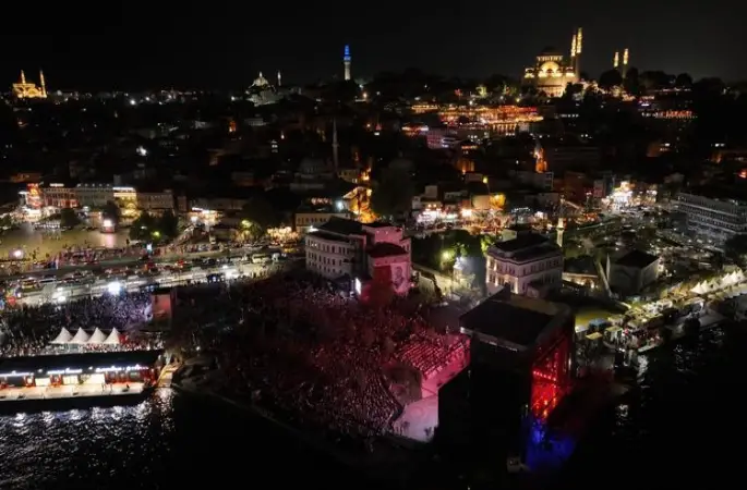 İBB İSTANBUL'DA 30 AĞUSTOS’U EMİNÖNÜ MEYDANI’NDA KUTLADI