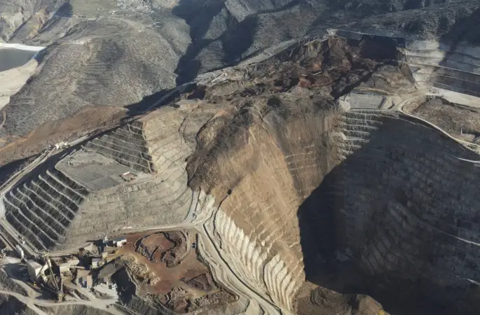 İliç Savcılığı’nın Bilirkişi Raporunda da ifade edildiği gibi tehlike büyüktür. İliç’te yaşanan 'ağır çekim' soykırım diye adlandırılabilir.