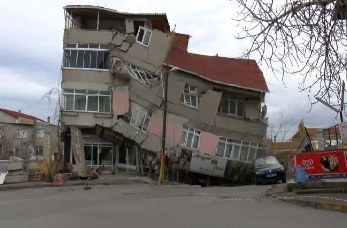 İstanbul'da ÜMRANİYE de iki bina peş peşe çöktü