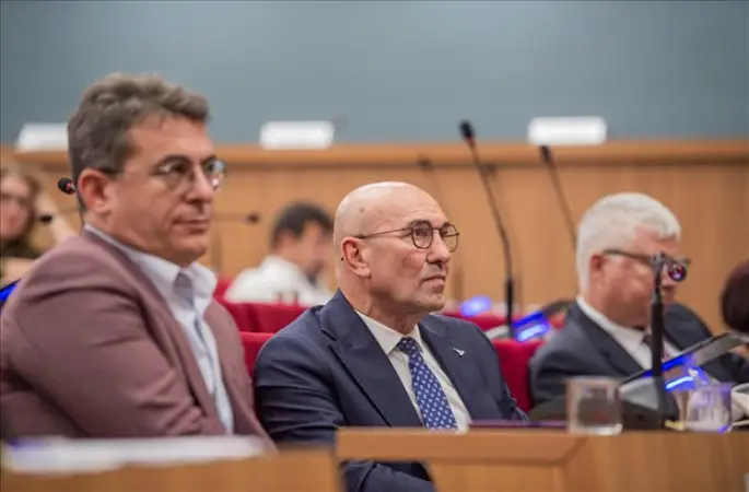 İzmir Büyükşehir Belediyesi’nin Temmuz ayı olağan meclis toplantısı öncesinde Prof. Dr. Ahmet Arslan, "Cumhuriyetin 100. yılında Türkiye'de Felsefe” başlıklı bir sunum yaptı. Prof. Dr. Arslan: Bu meclis felsefe yapmak zorunda