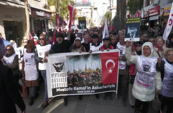 İzmir'de Atatürkçü Düşünce Derneği(ADD) ve Eğitim İş şubeleri ile sivil toplum kuruluşları tarafından  beş teğmen ve üç komutanın TSK’dan ihracı protesto edilerek basın açıklaması yapıldı.