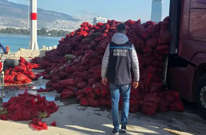 İzmir’de kaçak avlanan 27 ton kara midye ele geçirildi