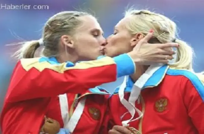 Kadın Rus Atletlerden Öpücüklü Protesto 