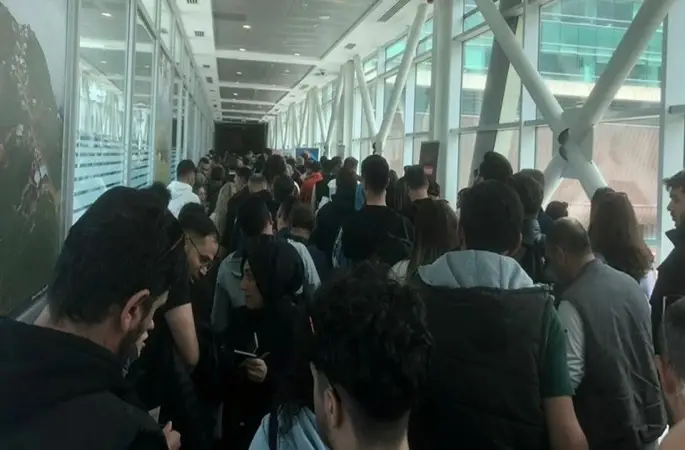 Kadınla erkekli, yaşlı genç, çoluk çocuk demeden iphonelara, Huaweilere, Samsunglara koşuyorlar!